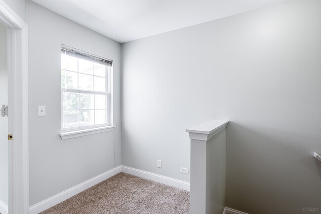 Building Photo - 806 Woodewind Dr