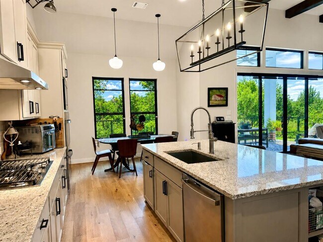 Building Photo - 365 Warbler Dr
