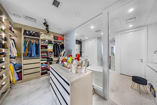 Building Photo - 700 NE 26th Terrace