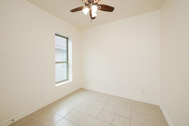 Building Photo - 1511 Don Camilo Blvd