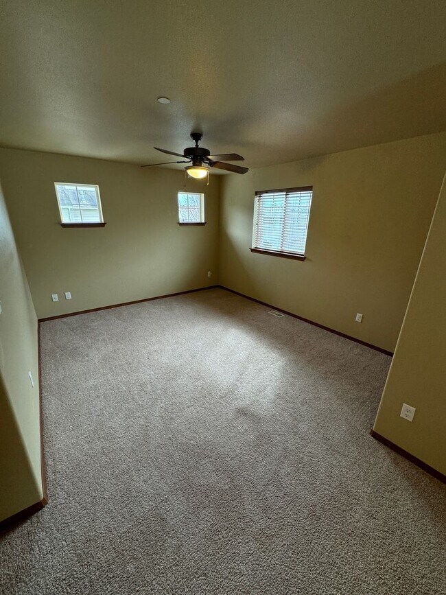 Building Photo - 1190 Swan Loop