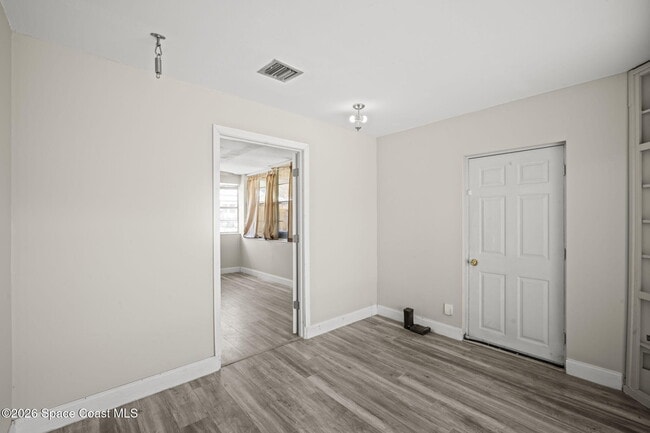 Building Photo - 1137 Delmar Terrace