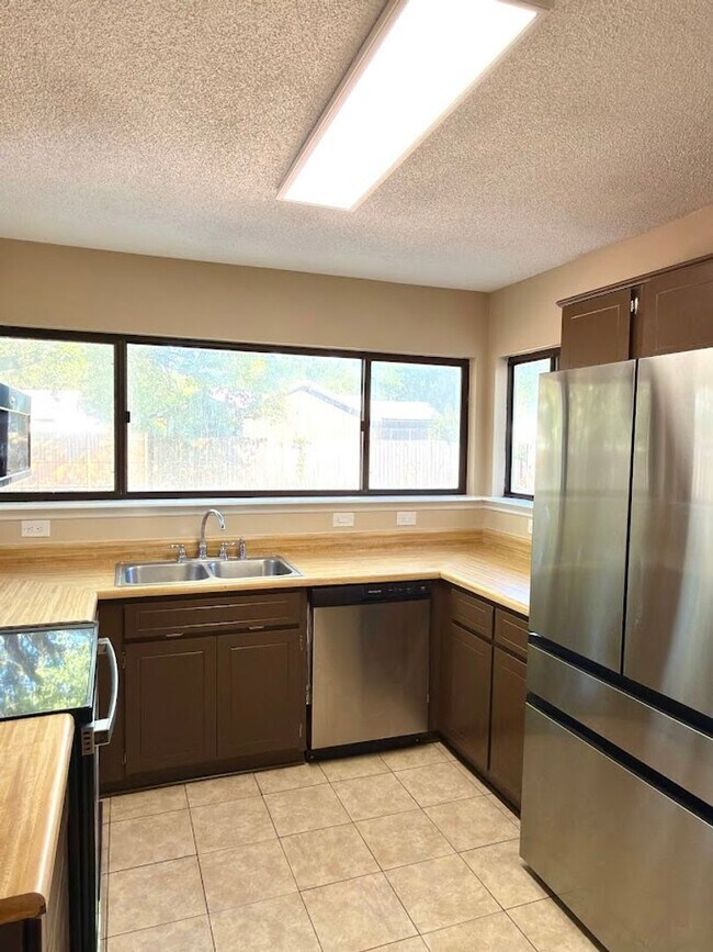 Building Photo - 159 Green Acres Dr