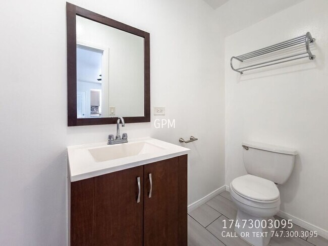 Building Photo - 1215 1/2 Dewey Ave-
