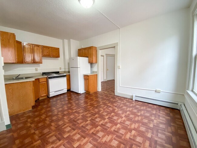 Interior Photo - 31-33 Bond St / Rosario Properties, LLC
