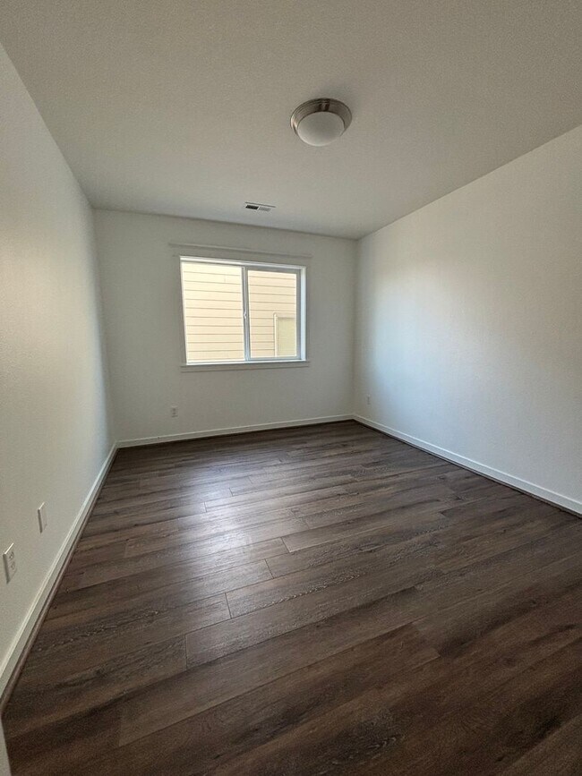 Building Photo - 2 Story Home in the Desirable Columbia Estates Development