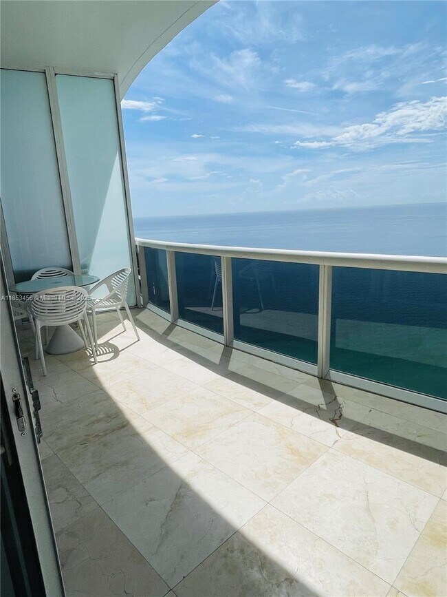 Building Photo - 16001 Collins Ave