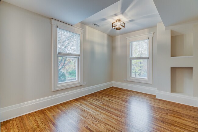 Building Photo - 5241 Lyman Ave