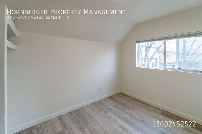 Building Photo - Newly Remodeled 2 Bed 1 Bath Unit!