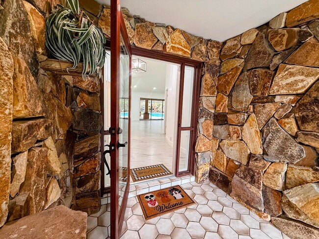 Building Photo - 465 SE Naranja Ave