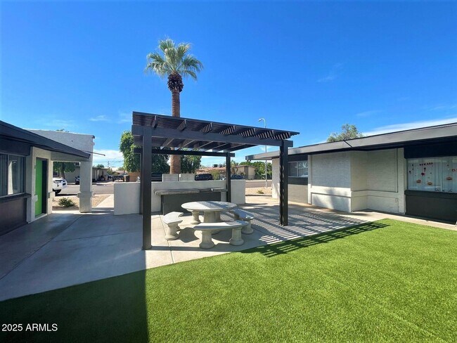 Building Photo - 6802 W Glendale Ave