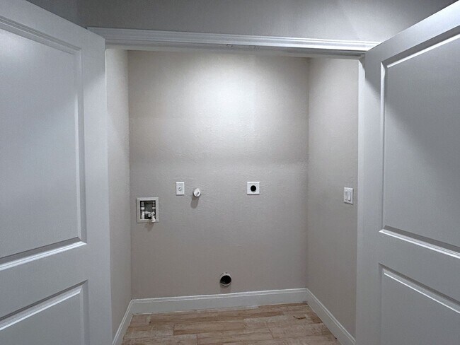 Building Photo - Charming Townhome Near I-35 & Randolph AFB