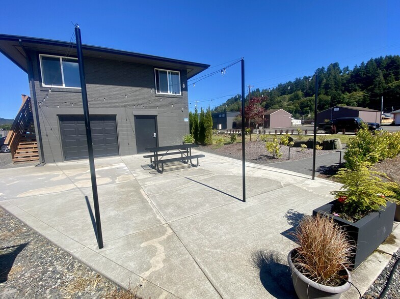 Relax in the professionally maintained outdoor seating area. - 575 Greenwood Ave