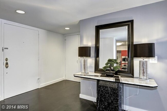 Building Photo - Contemporary 2 Bed 2.5 Bath Condo in Georg...