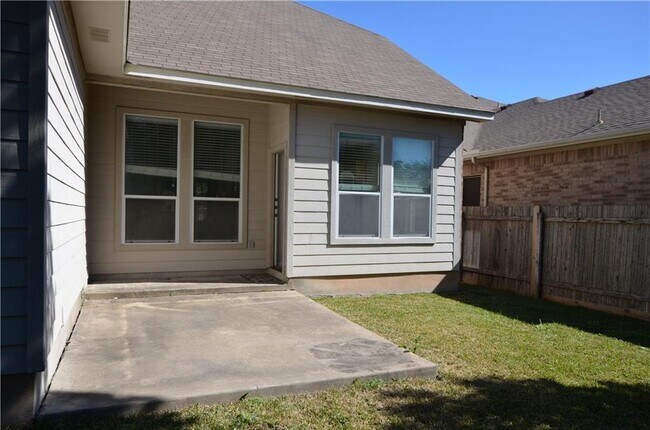 Building Photo - 204 Valona Loop