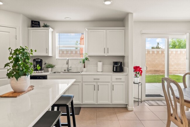 Building Photo - Multi-Generational Home!