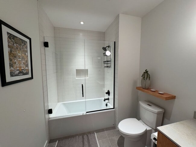 Building Photo - FURNISHED: SPECIAL PRICE 2 MONTHS OFFER - UTILITIES PAID BY OWNER:  NWX tastefully furnished 1 be...