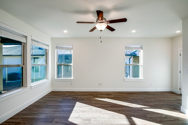 Building Photo - 430 Parkline Dr