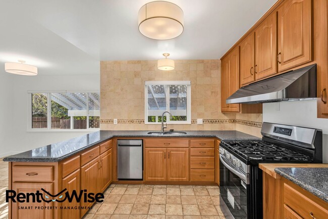 Building Photo - 838 Crompton Rd