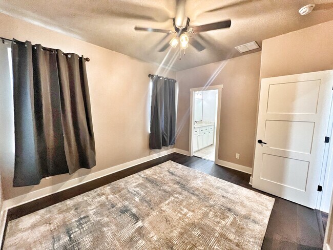 Building Photo - Gorgeous Custom-Built Home in Gated Commun...