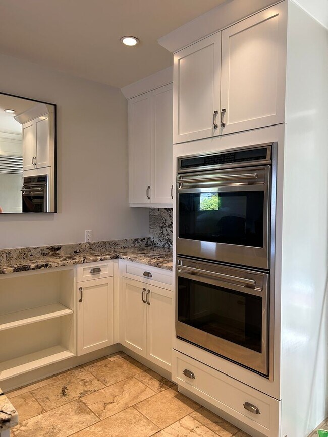 Building Photo - WOW!! West Seattle 4BR/3.5BA Updated Dutch...