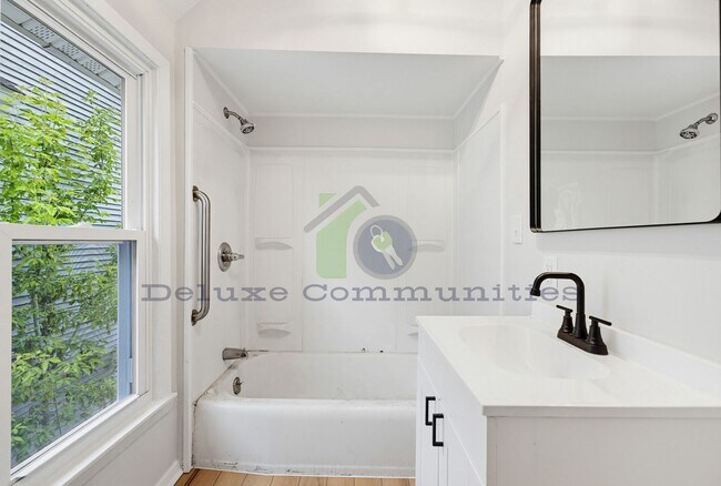 Building Photo - 833 Mc Reynolds Ave NW