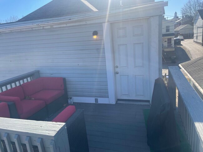 Building Photo - 127 Montmullin St