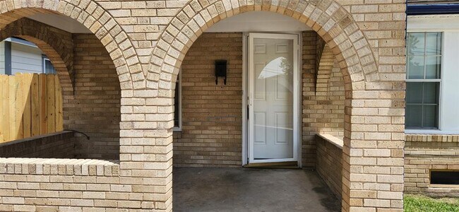 Building Photo - 5733 Dorbrandt St