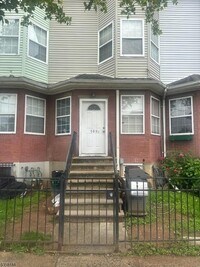Building Photo - 461 Catherine St
