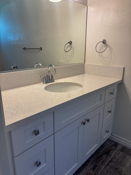 Spacious bathroom - 2950 Berkeley Rd