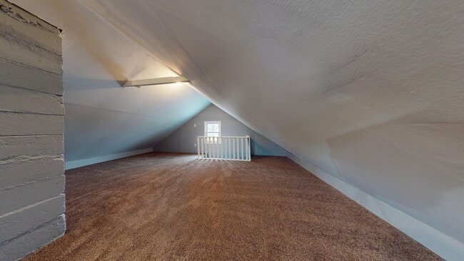 Building Photo - 3 Bedroom, Quiet Street Near Park!