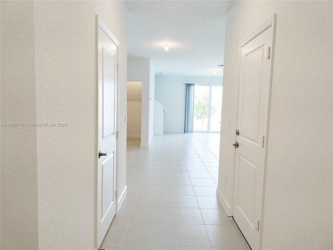 Building Photo - 390 SE Crossoak Ln