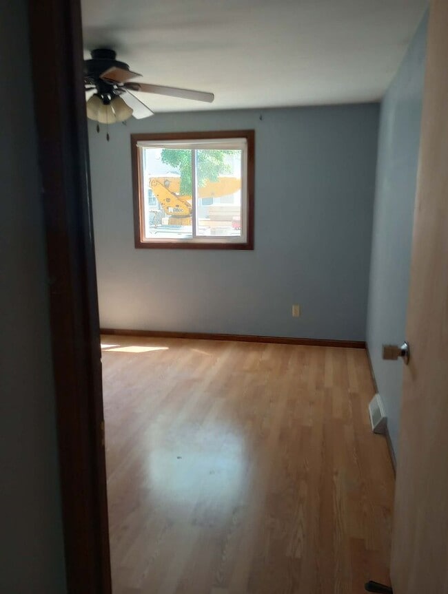 Building Photo - Nice 3 bed 1 bath house with large garage and basement!!!
