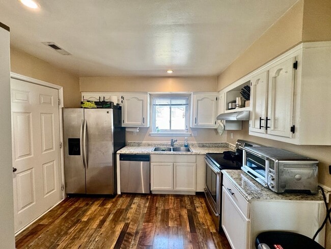 Building Photo - 3 bed/2 bath home on large corner lot