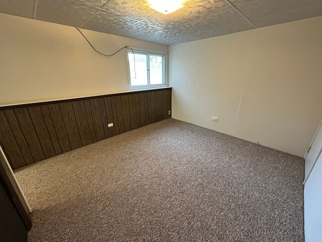 Building Photo - 5 Bed 2 Bath Home with 2 Car Attached Garage in Quiet Nice Neighborhood.