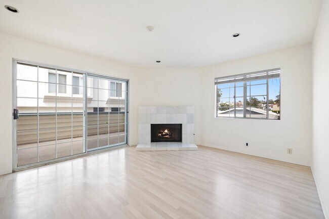 Building Photo - Beautiful 3-bedroom, 2.5-bath tri-level to...