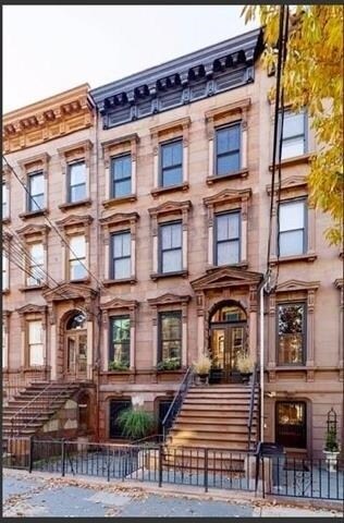 Building Photo - 910 Hudson St