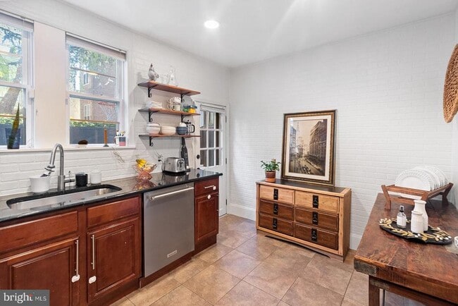 Building Photo - 213 Montrose St