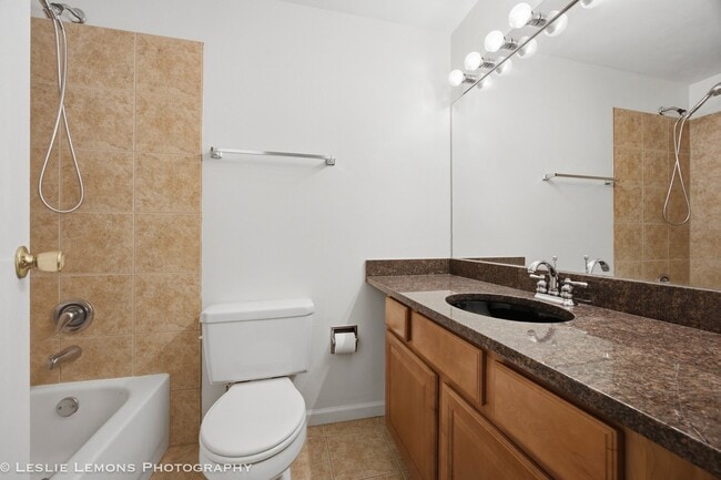 Building Photo - 6000 Oakwood Dr
