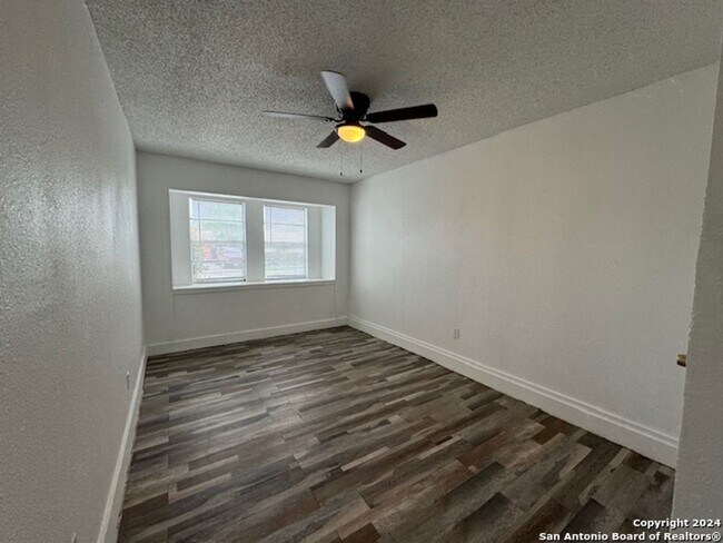 Building Photo - Nice 4 BR, 1.5 Bath w/ Large Back Yard