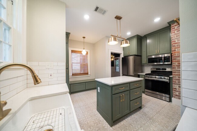 Building Photo - Charming home, great condition!