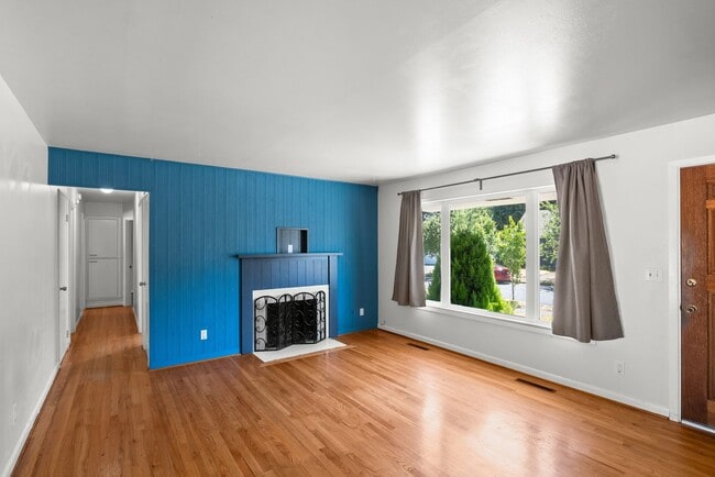 Building Photo - Charming 3-Bedroom Bungalow on Large Fenced Lot