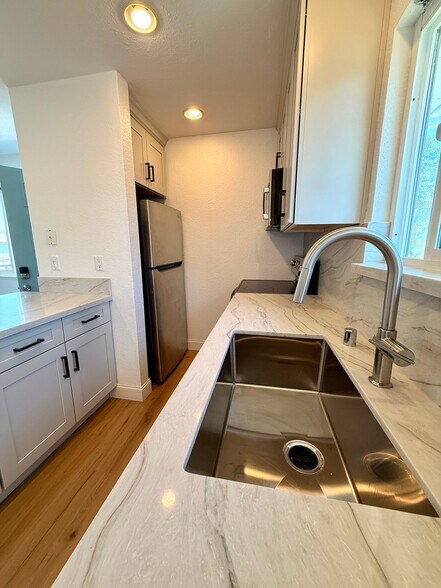 Building Photo - 1265 Bouret Dr