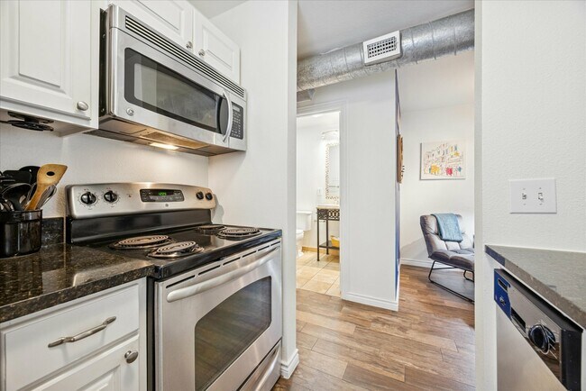 Building Photo - 1510 W 6th St