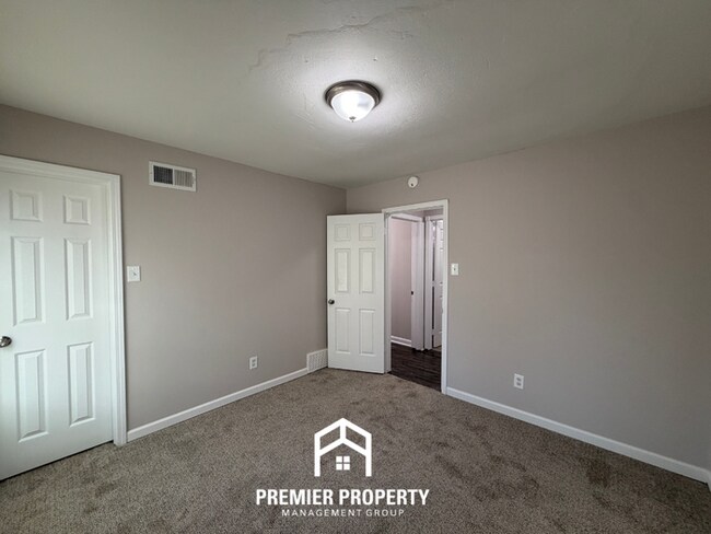 Building Photo - 3875 Earlynn Dr