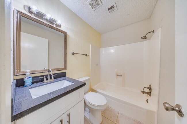 Building Photo - 2391 Crescent Park Dr