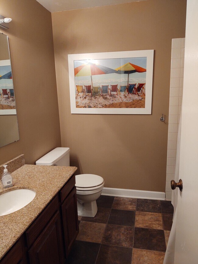 Main bathroom - 2600 Northampton Dr
