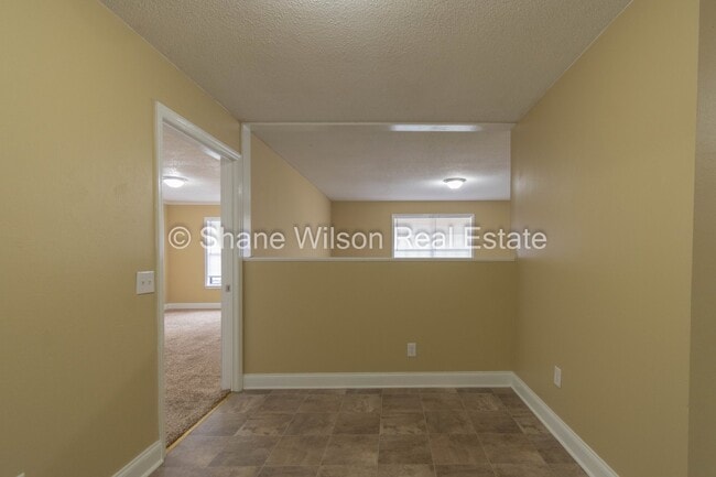 Building Photo - Large 4 BR / 2.5 BA homefor lease in Rossv...