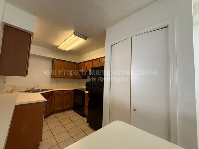 Building Photo - 533 W Guadalupe Rd