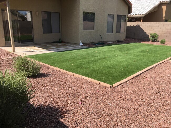 Building Photo - 528 E Cantebria Dr